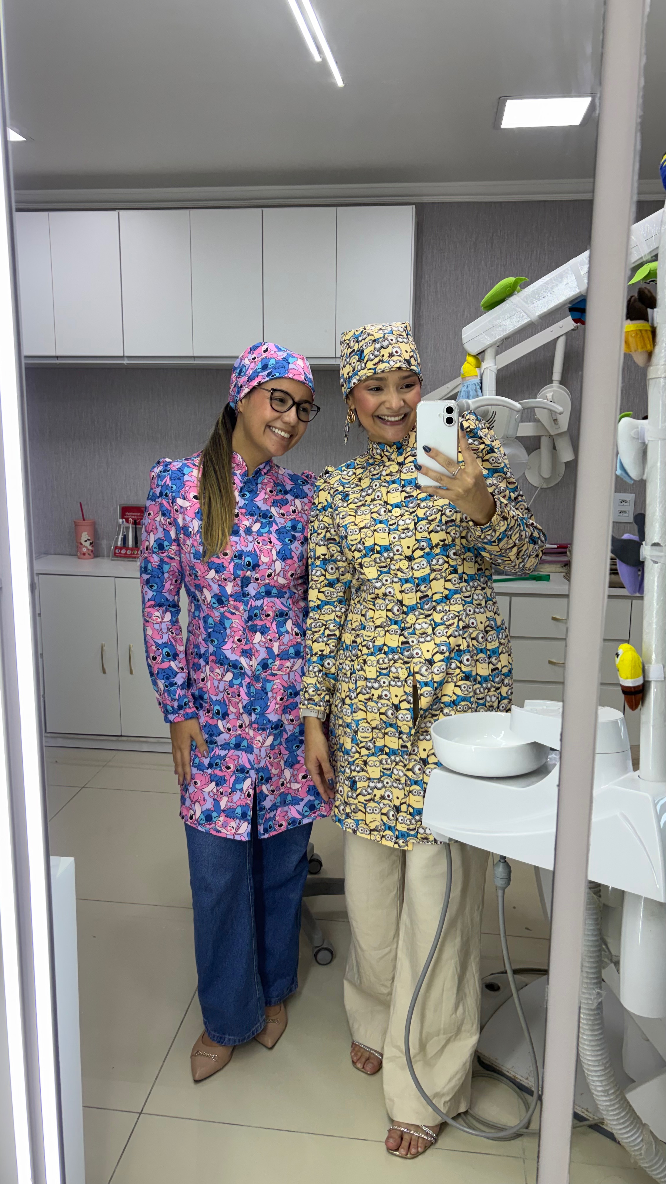 Dra. Giulianna Barreto e colega em jalecos estampados no consultório